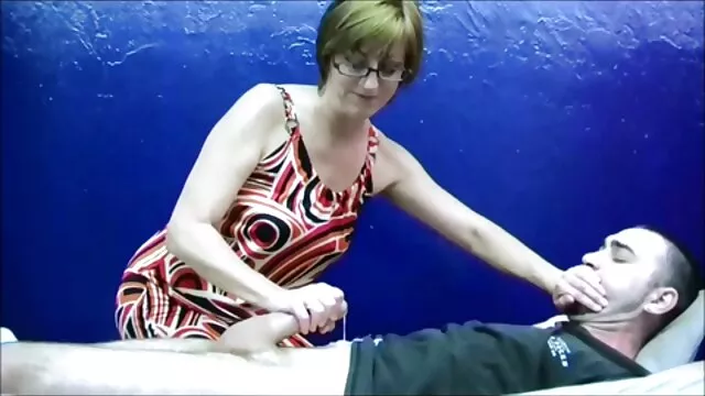 彼女は彼女の猫に触れるようにCasey Calvertは非常に興奮しています。 ユーチューブ 動画 h 女性