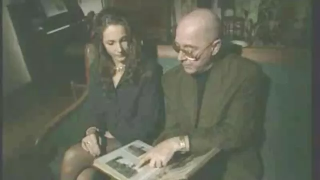絵画教師はブラシの使い方を知っています。 セックス 動画 無料 女性