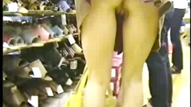 彼女のパンティーを見せる彼女はタクシー運転手に暖まっている 女性 向け h 動画 無料